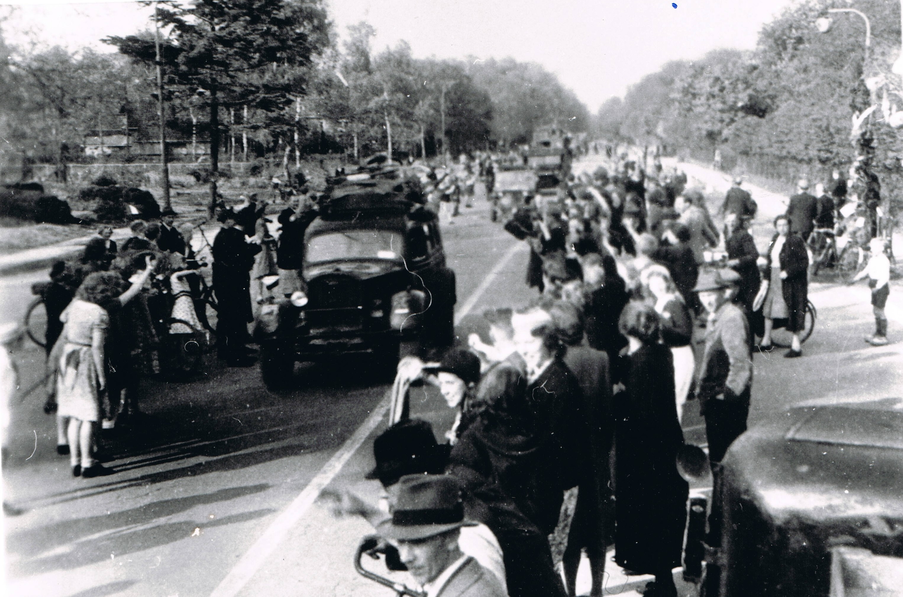 2521 Bevrijding geallieerde voertuigen op de Rijksstraatweg