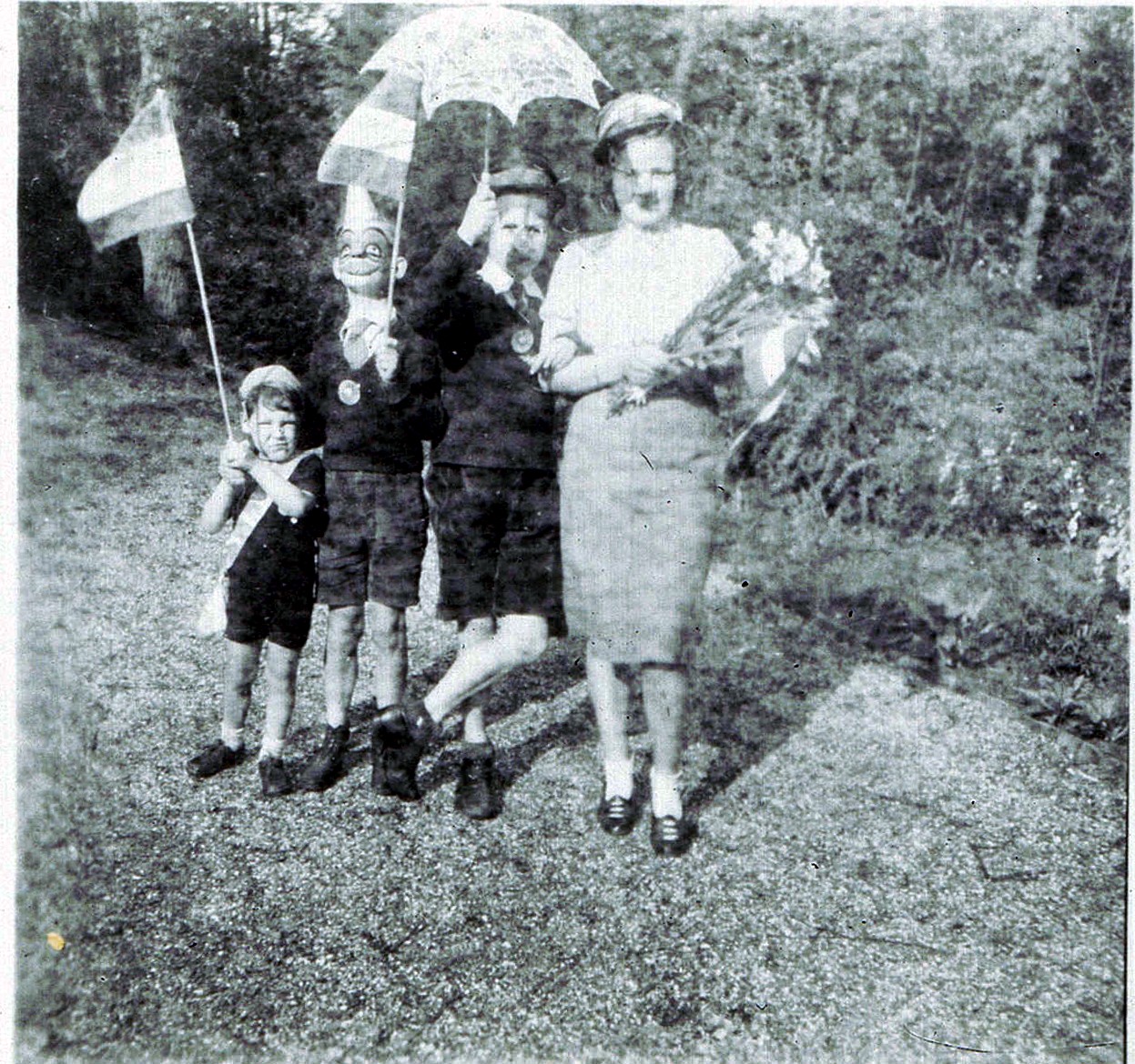 2535 Bevrijding moeder met drie kinderen en parapluie