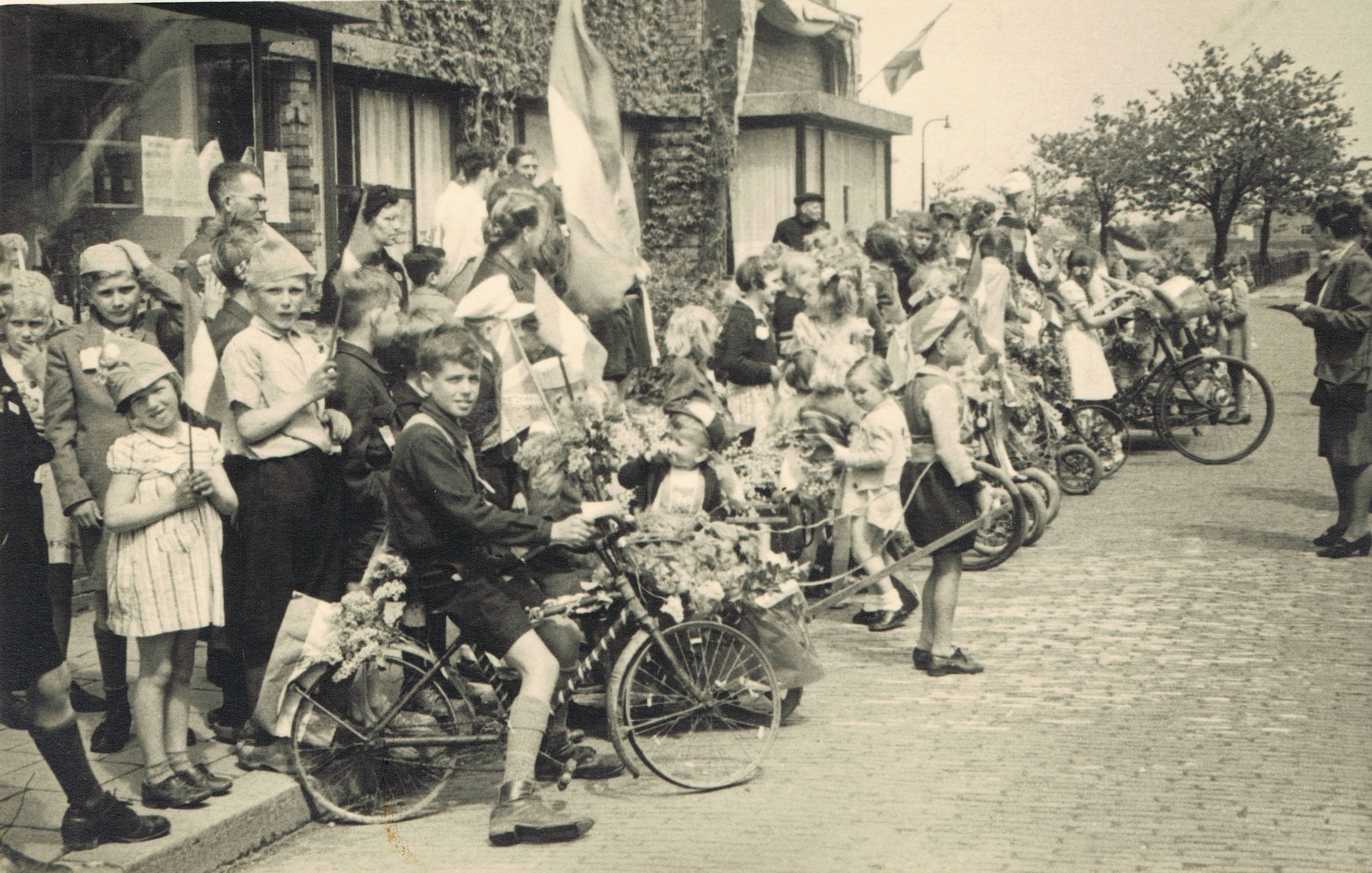 2546 Versierde fietsen mevr de Boer, Knijnenburg